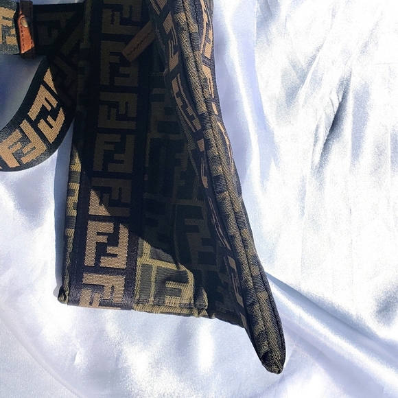 🐝SOLD FENDI ZUCCA MESSENGER CROSSBODY BAG🐝 - Picture 5 of 13